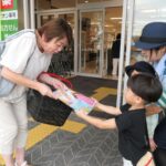 啓発グッズを手渡す地域の子ども