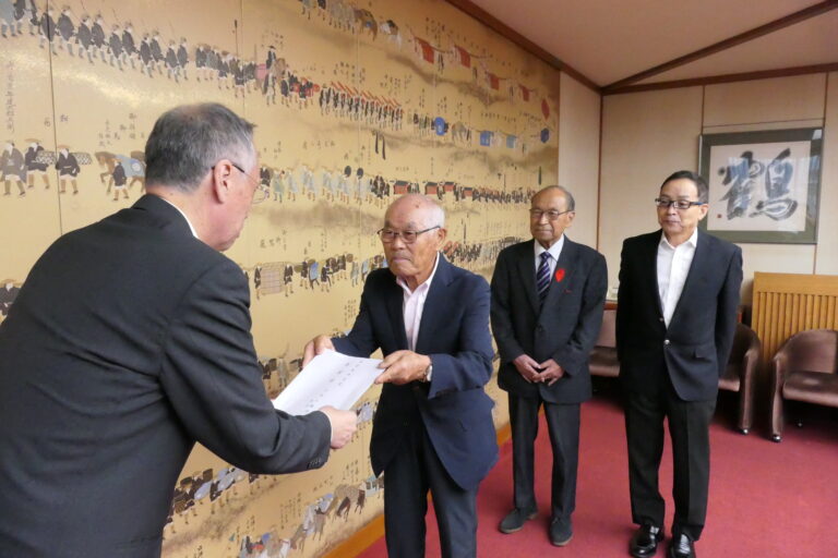 義援金を手渡す西村総代長ら=岡山県津山市で