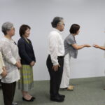市場さん（右）に寄付金を手渡す芦田会長