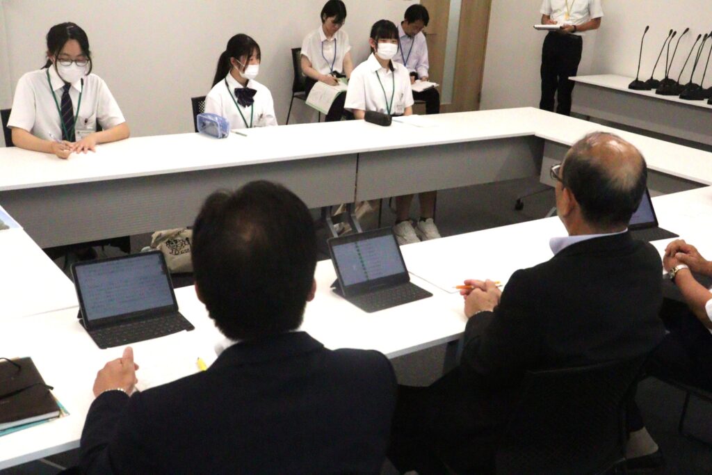 議員と意見交換する子どもたち