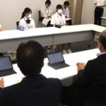 議員と意見交換する子どもたち