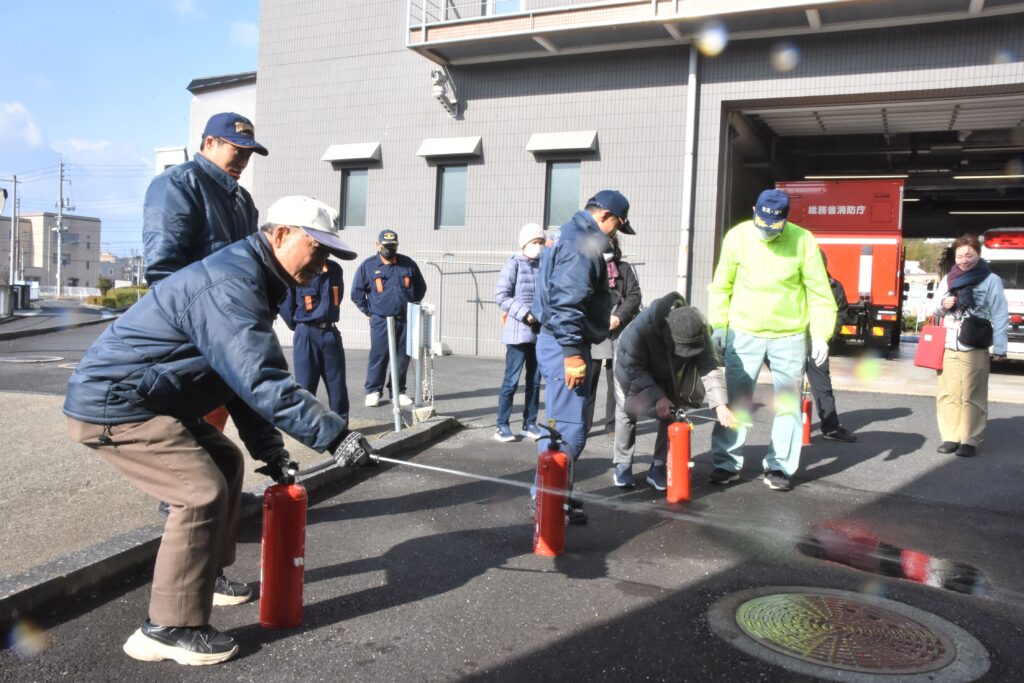 消火訓練に取り組む参加者