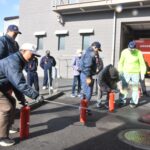 消火訓練に取り組む参加者
