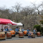 オープニングを飾った津山鶴丸太鼓の演奏=岡山県津山市で