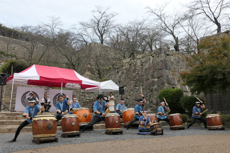 オープニングを飾った津山鶴丸太鼓の演奏=岡山県津山市で