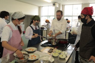 フランス料理人から教わる本格フレンチ　中学3年生41人が　地元食材で料理体験／岡山・奈義町
