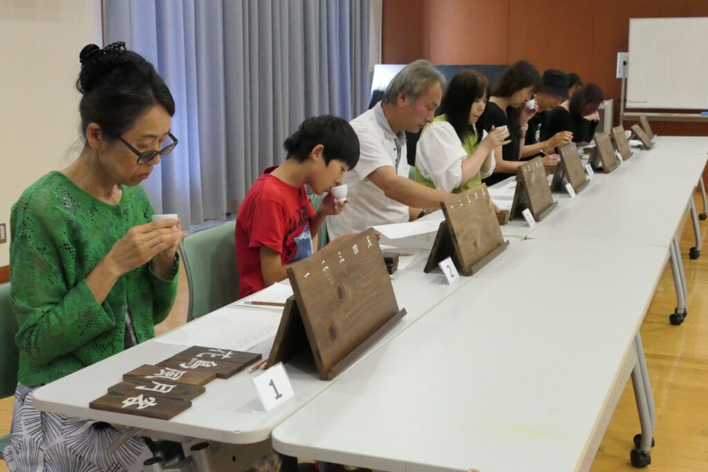 真剣な面持ちで試合に臨む参加者