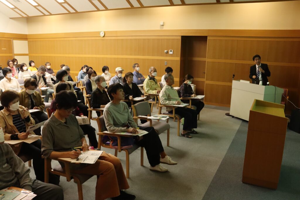 真剣な表情で耳を傾ける参加者