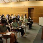 真剣な表情で耳を傾ける参加者