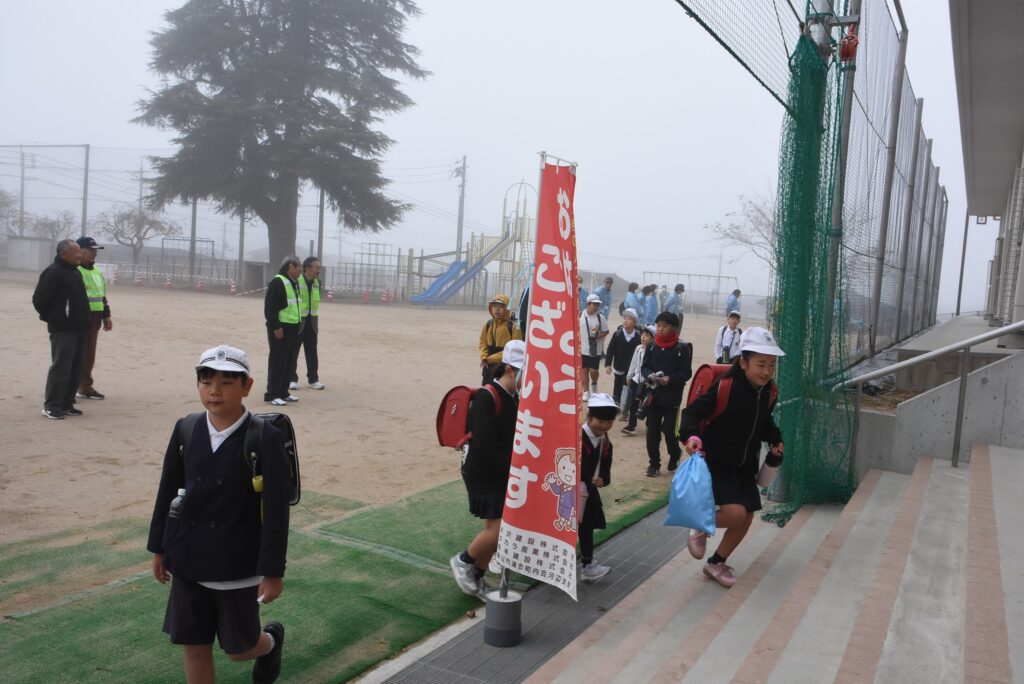 元気よく登校する児童