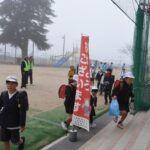 元気よく登校する児童