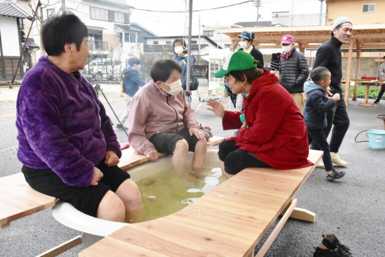 薬草足湯を楽しむ来場者=岡山県津山市で