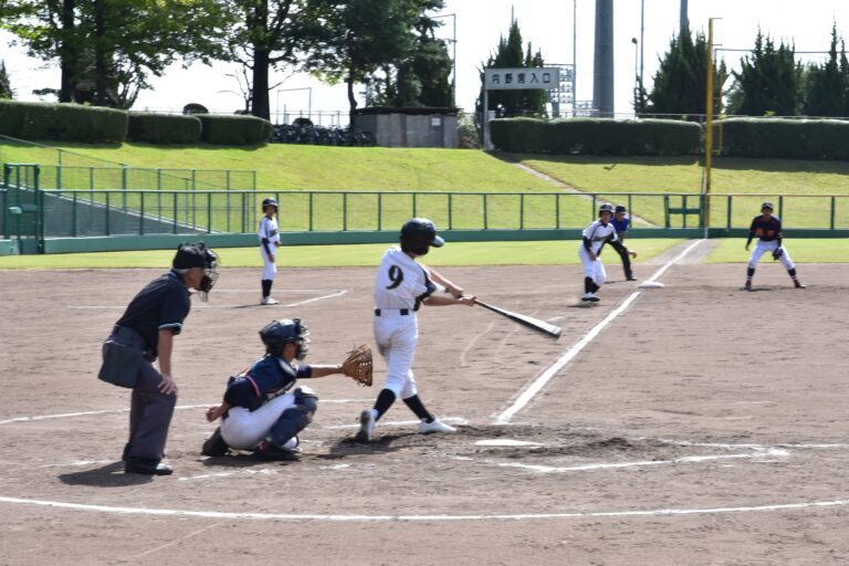 熱戦を繰り広げる選手たち（北房―鏡野）