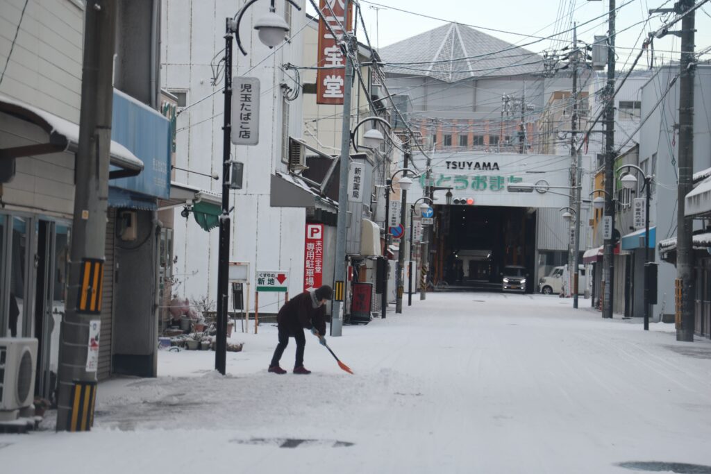 雪かきがする人=8日午前7時26分