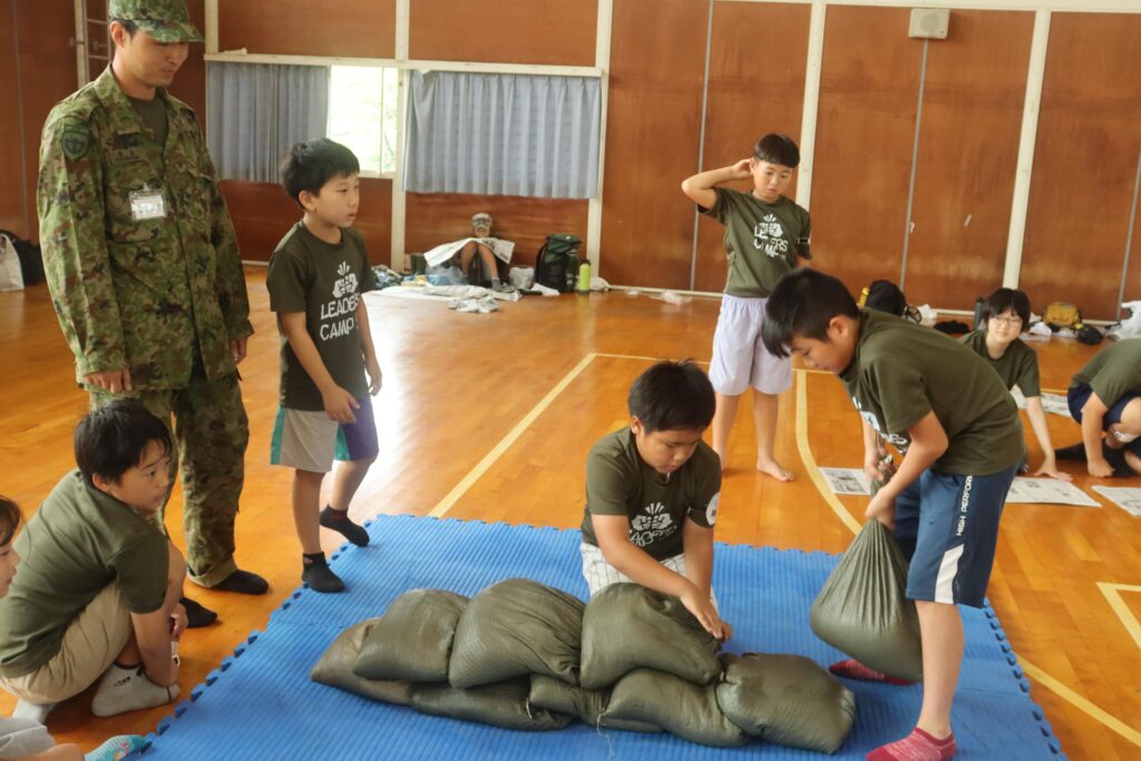 土のう積みに挑戦する参加者