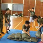 土のう積みに挑戦する参加者