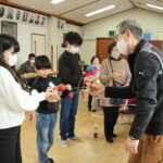 けん玉を楽しむ参加者=岡山県津山市で