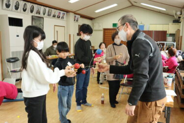 けん玉を楽しむ参加者=岡山県津山市で