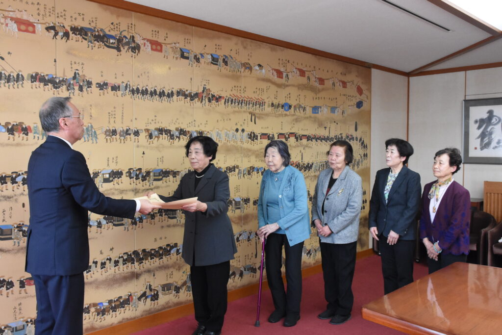 表彰状を受け取るヘルスボランティア勝北 たんぽぽの会