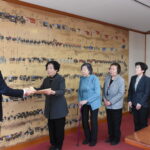 表彰状を受け取るヘルスボランティア勝北 たんぽぽの会