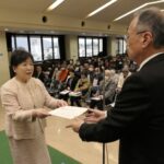 委員を代表して委嘱状を受け取る髙山会長