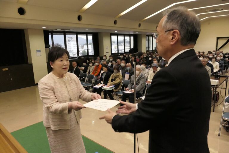 委員を代表して委嘱状を受け取る髙山会長