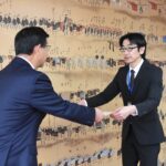 有本教育長から感謝状を受け取る長澤社長=岡山県津山市で