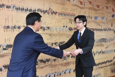 有本教育長から感謝状を受け取る長澤社長=岡山県津山市で