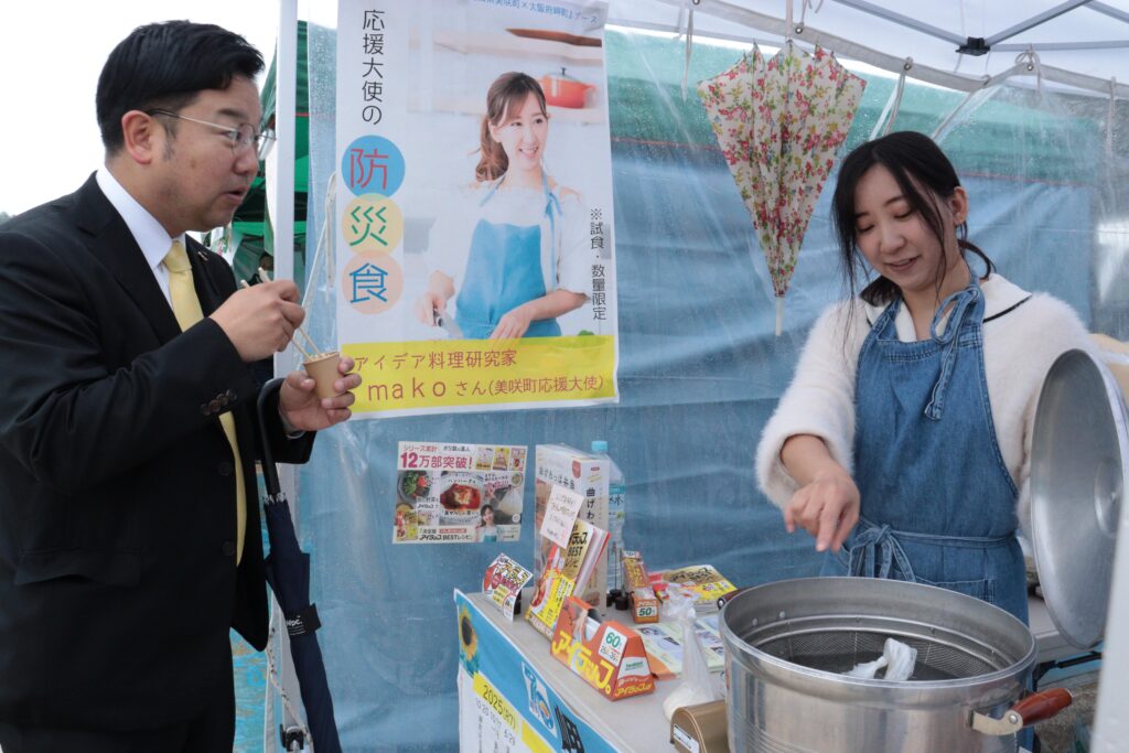 オリジナル防災食の作り方を説明するアイデア料理研究家・makoさん