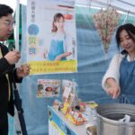 オリジナル防災食の作り方を説明するアイデア料理研究家・makoさん