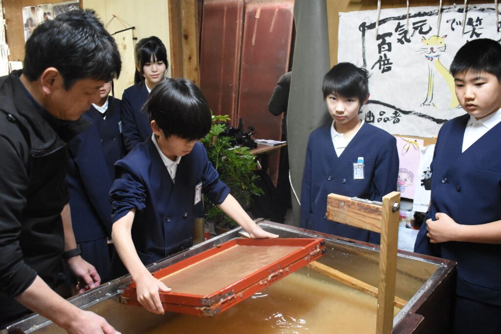 集中して作業に取り組む児童