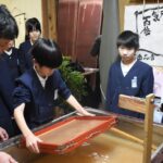 集中して作業に取り組む児童