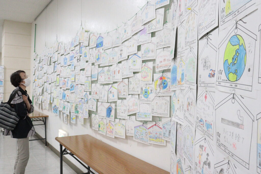 環境を守ろうと呼びかける小学生の環境絵馬