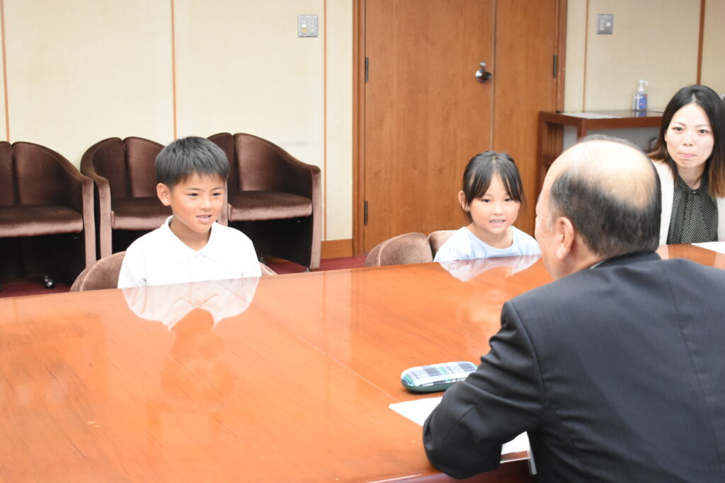 優勝を報告する丸尾龍馬君と妹の咲良さん