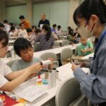 望遠鏡の製作に挑戦する子どもら