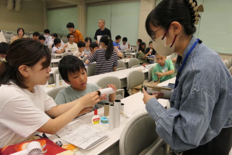 望遠鏡の製作に挑戦する子どもら