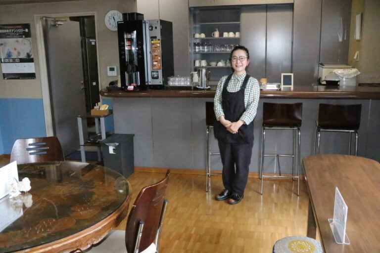 ふれあいカフェの店内と平松さん=岡山県津山市で