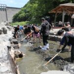 湯船を磨く湯原温泉の観光業関係者たち=岡山県真庭市で