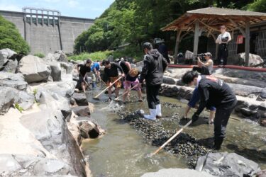 湯船を磨く湯原温泉の観光業関係者たち=岡山県真庭市で