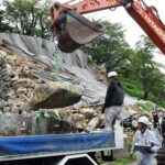 津山城で始まった崩落した石垣の石の撤去作業=岡山県津山市で