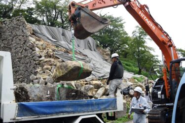 津山城で始まった崩落した石垣の石の撤去作業=岡山県津山市で