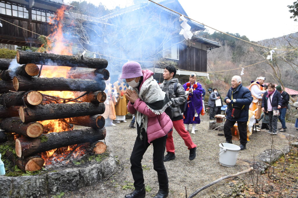 厳かに執り行われた大護摩供