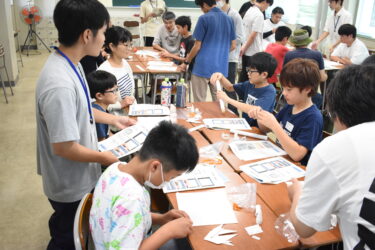 モデルロケット作りに挑戦する子どもたち=岡山県津山市で