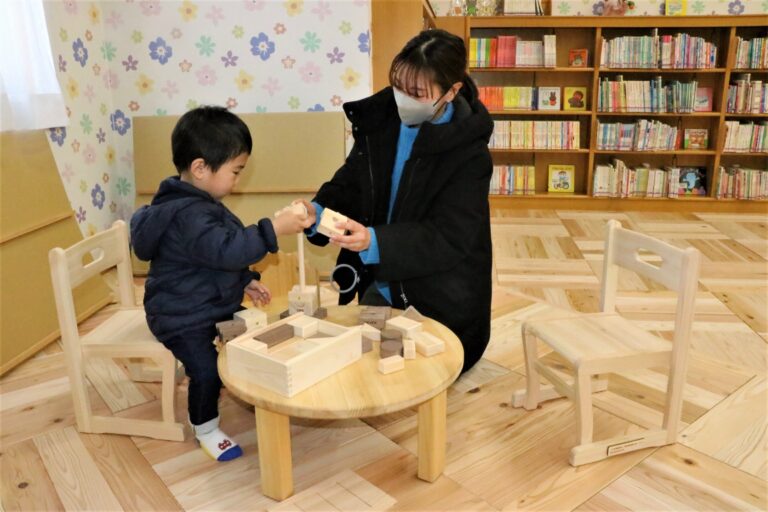 子育て支援コーナーの木育玩具で遊ぶ親子=岡山県津山市で