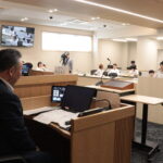 議員たちに質問する児童＝岡山県美咲町で