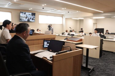 議員たちに質問する児童＝岡山県美咲町で