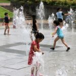 噴水の水を浴びながら涼を満喫する子どもたち