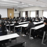 試験開始の合図を待つ受験生たち=岡山県津山市、美作高校で