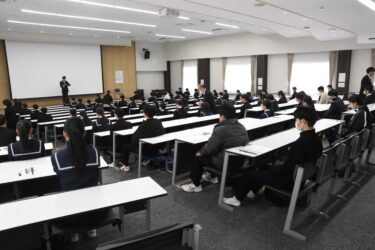 試験開始の合図を待つ受験生たち=岡山県津山市、美作高校で