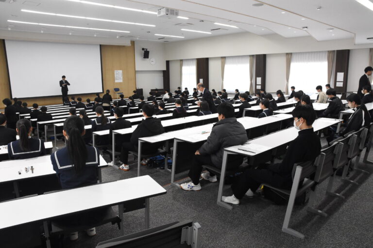 試験開始の合図を待つ受験生たち=岡山県津山市、美作高校で